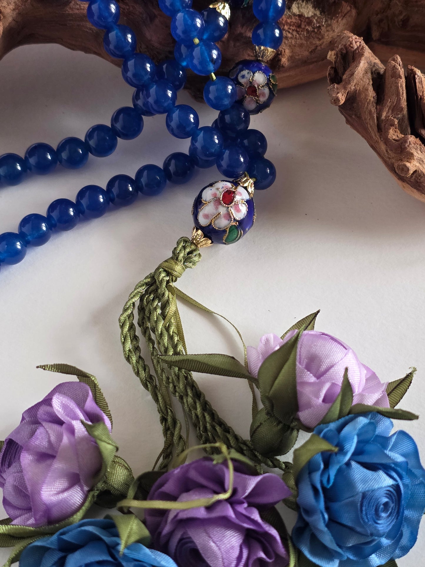 Special Edition - Jade Natural Stones/ Unique Flowers [اليشم]                 
تنويه: قد تختلف الألوان والإكسسوارات المعروضة قليلاً عن الواقع نتيجة لاختلاف إعدادات الشاشات والإضاءة أثناء التصوير