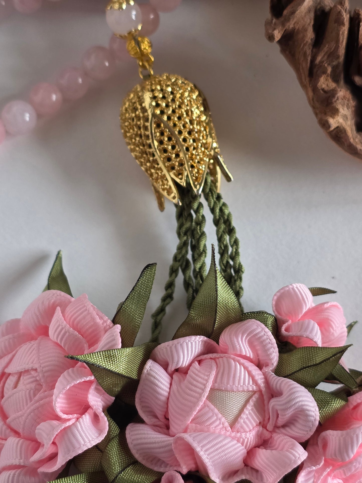 Special Edition - Natural Jade Stones/ Unique Flowers [اليشم]                                   
تنويه: قد تختلف الألوان والإكسسوارات المعروضة قليلاً عن الواقع نتيجة لاختلاف إعدادات الشاشات والإضاءة أثناء التصوير.
