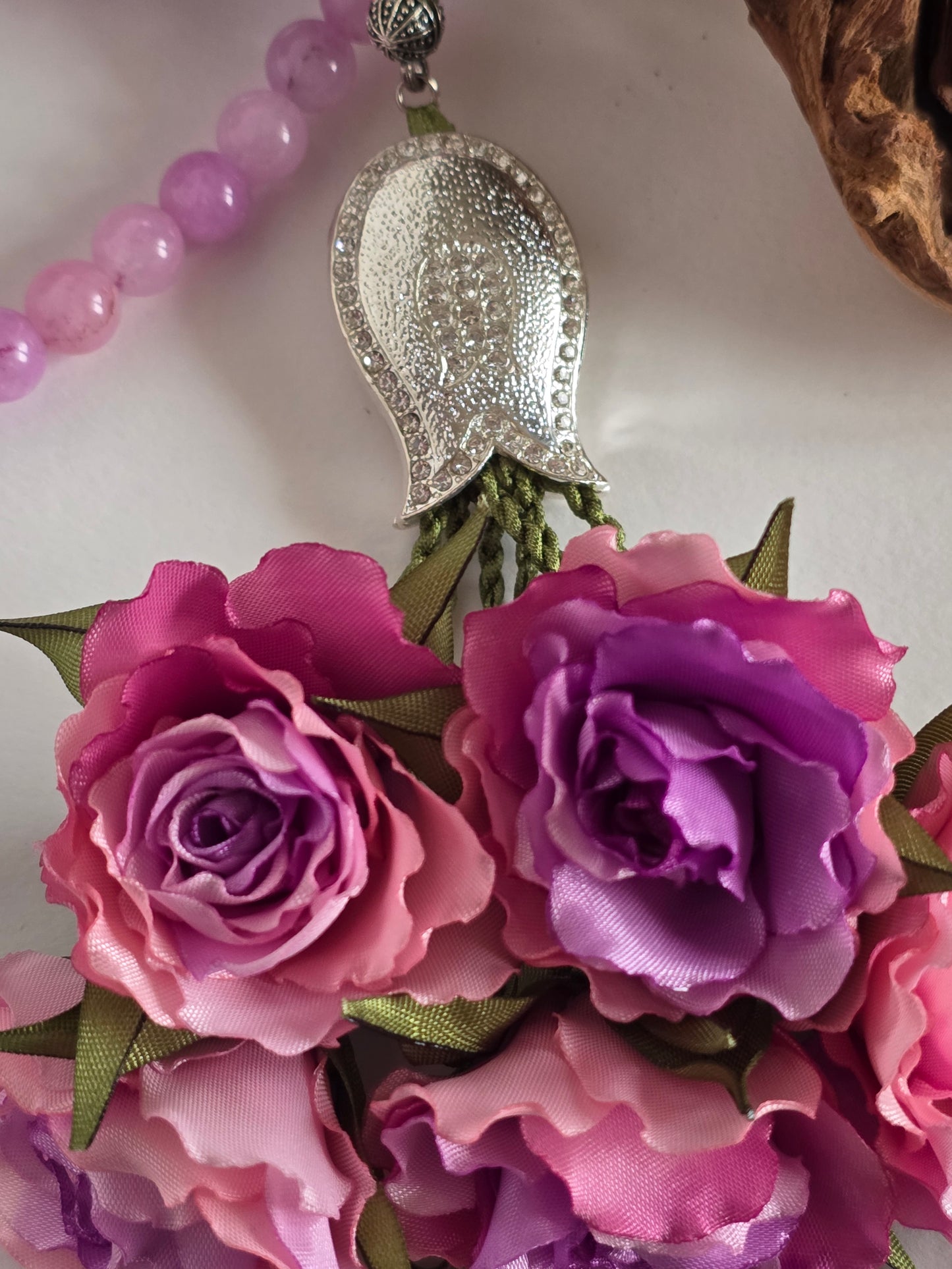 Special Edition - Natural Jade Stones/ Unique Flowers [اليشم]                                   
تنويه: قد تختلف الألوان والإكسسوارات المعروضة قليلاً عن الواقع نتيجة لاختلاف إعدادات الشاشات والإضاءة أثناء التصوير.