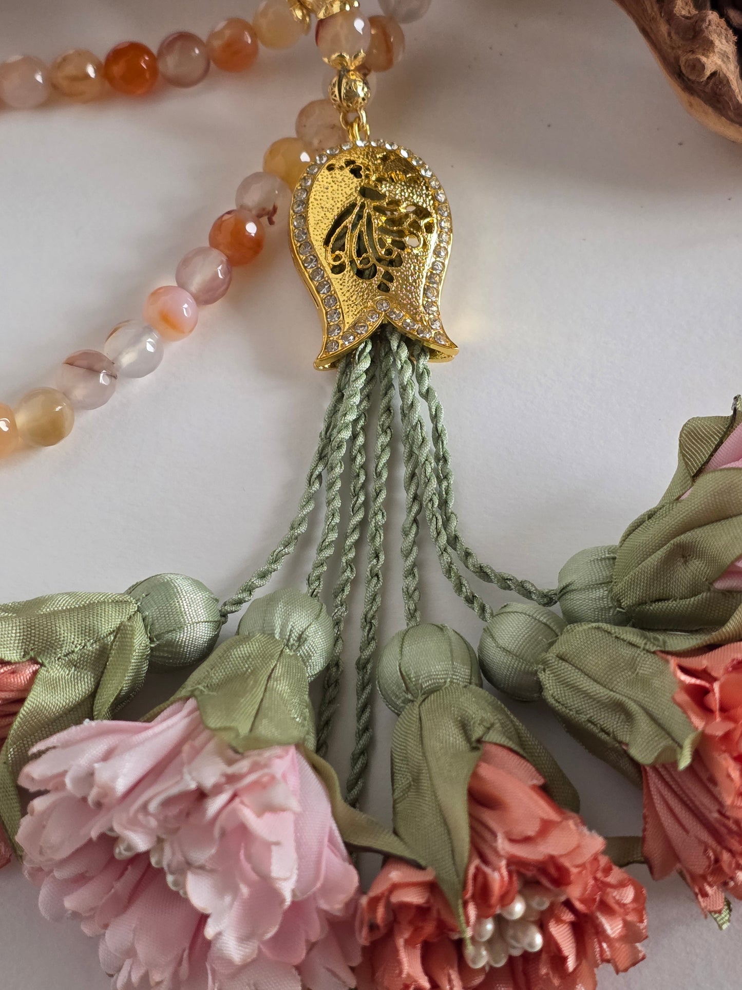 Special Edition - Natural Agate Stones/ Unique Flowers [عقيق]                                   
تنويه: قد تختلف الألوان والإكسسوارات المعروضة قليلاً عن الواقع نتيجة لاختلاف إعدادات الشاشات والإضاءة أثناء التصوير.