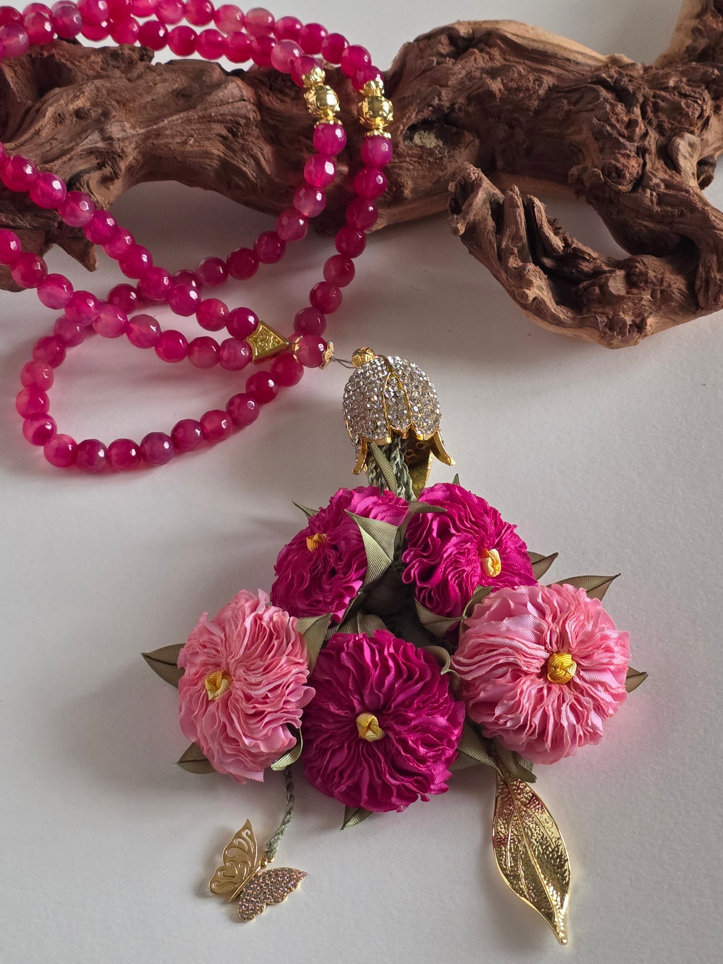Special Edition - Natural Agate Stones/ Unique Flowers [عقيق] 
تنويه: قد تختلف الألوان والإكسسوارات المعروضة قليلاً عن الواقع نتيجة لاختلاف إعدادات الشاشات والإضاءة أثناء التصوير.