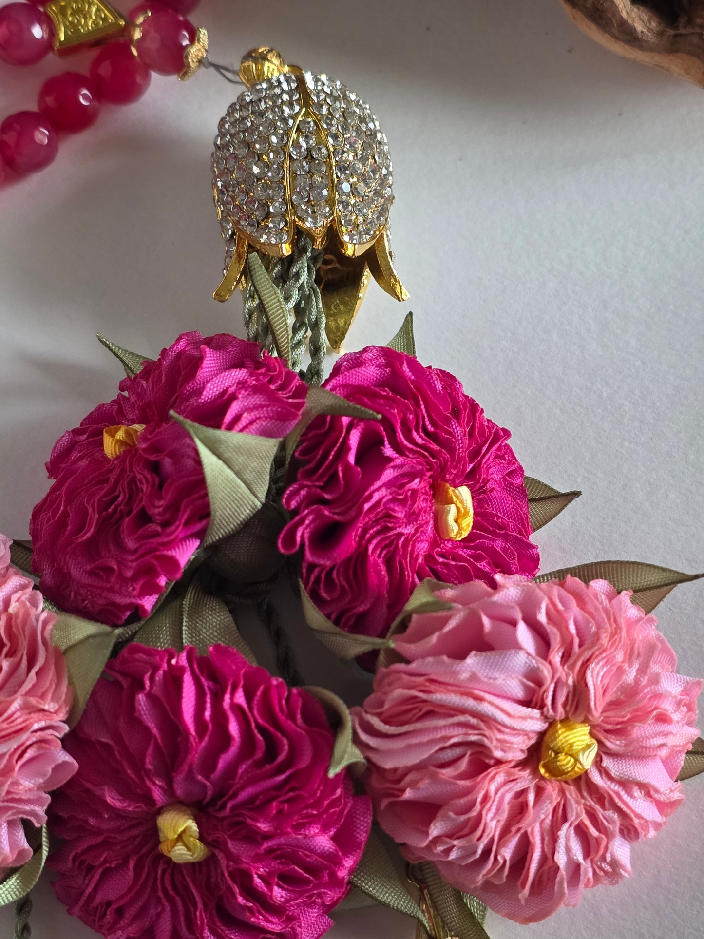 Special Edition - Natural Agate Stones/ Unique Flowers [عقيق] 
تنويه: قد تختلف الألوان والإكسسوارات المعروضة قليلاً عن الواقع نتيجة لاختلاف إعدادات الشاشات والإضاءة أثناء التصوير.