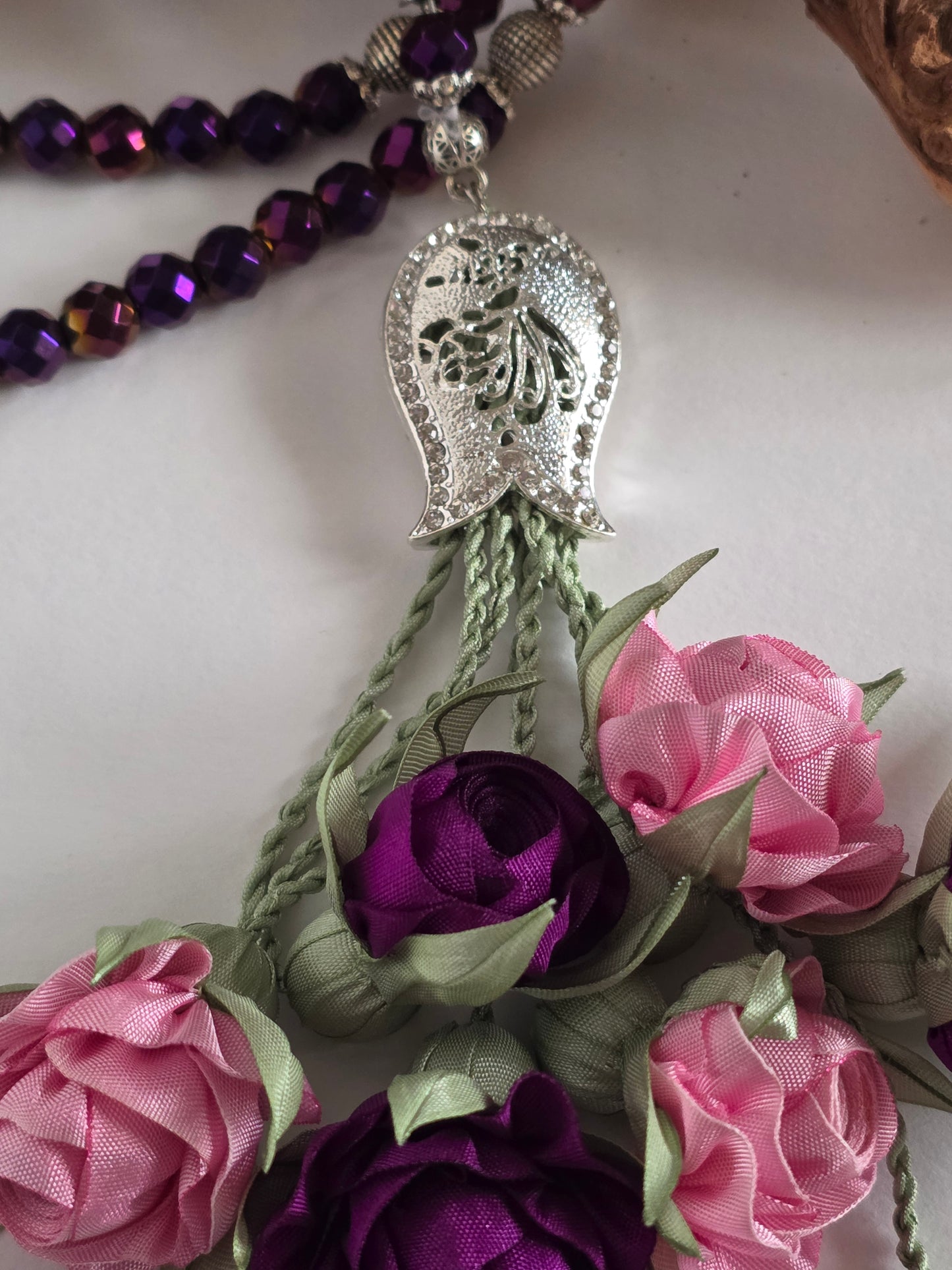 Special Edition - Natural Hematite Stones/ Unique Flowers [هيماتيت]                                   
تنويه: قد تختلف الألوان والإكسسوارات المعروضة قليلاً عن الواقع نتيجة لاختلاف إعدادات الشاشات والإضاءة أثناء التصوير.