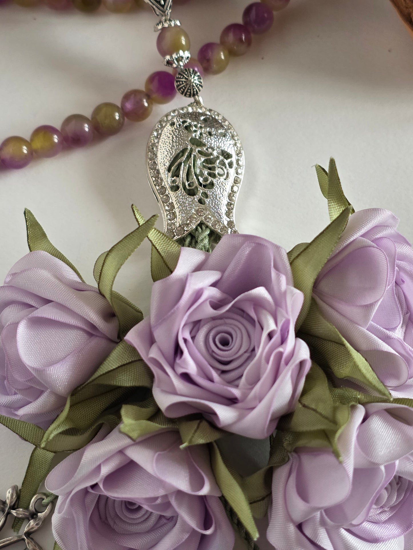 Special Edition - Natural Jade Stones/ Unique Flowers [اليشم]                                   
تنويه: قد تختلف الألوان والإكسسوارات المعروضة قليلاً عن الواقع نتيجة لاختلاف إعدادات الشاشات والإضاءة أثناء التصوير.