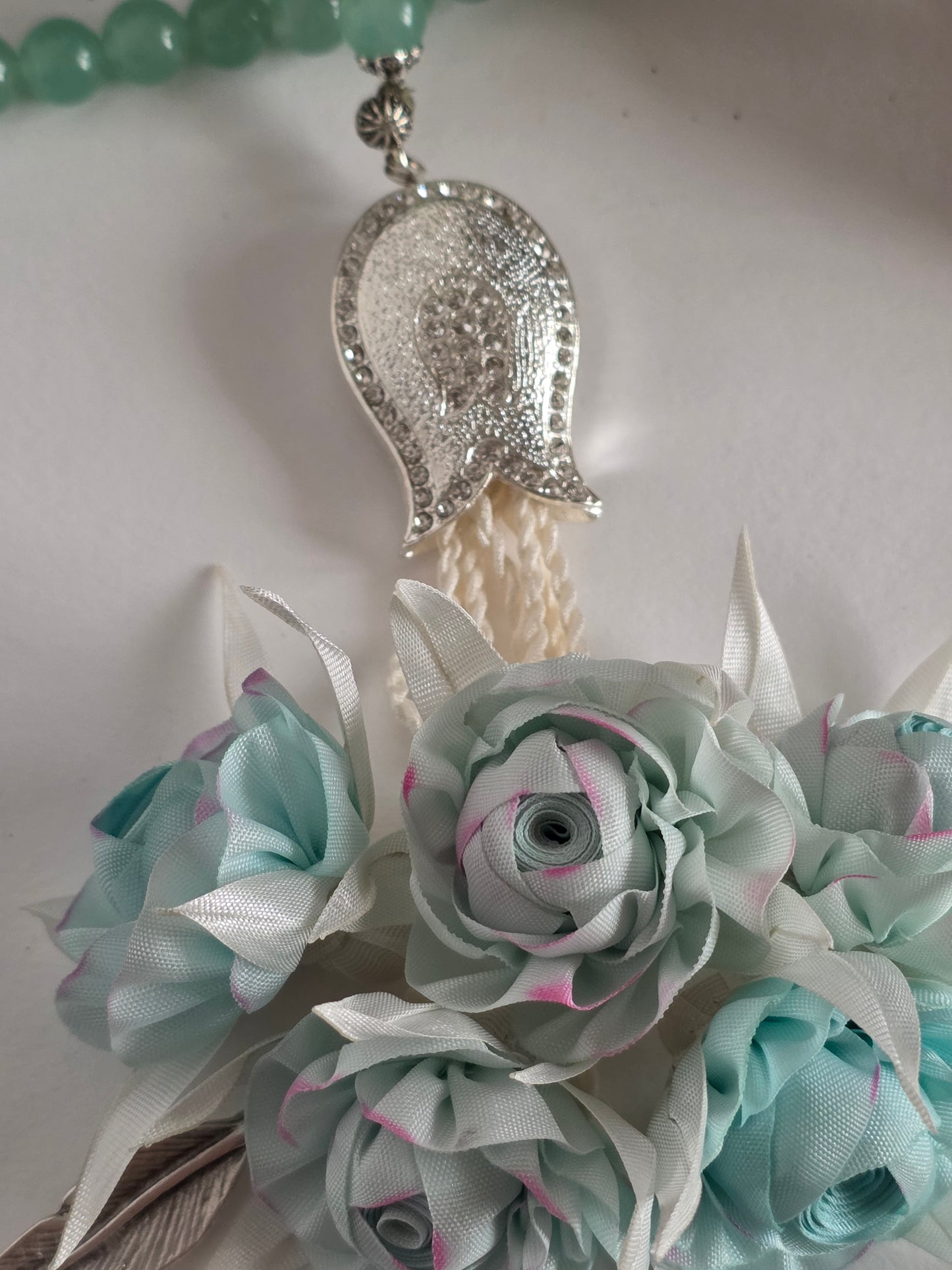 Special Edition - Natural Jade Stones/ Unique Flowers [اليشم]                                   
تنويه: قد تختلف الألوان والإكسسوارات المعروضة قليلاً عن الواقع نتيجة لاختلاف إعدادات الشاشات والإضاءة أثناء التصوير.