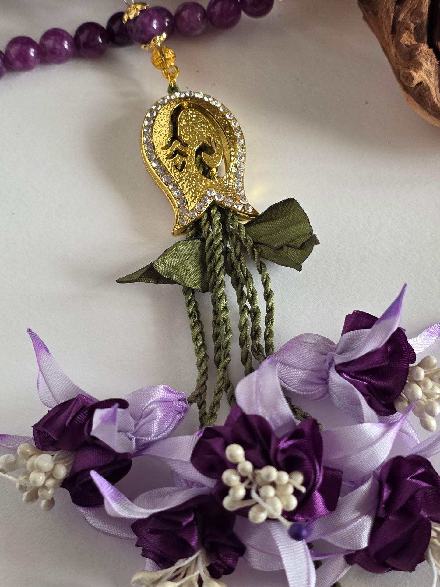 Special Edition - Natural Jade Stones/ Unique Flowers [اليشم]                                   
تنويه: قد تختلف الألوان والإكسسوارات المعروضة قليلاً عن الواقع نتيجة لاختلاف إعدادات الشاشات والإضاءة أثناء التصوير.