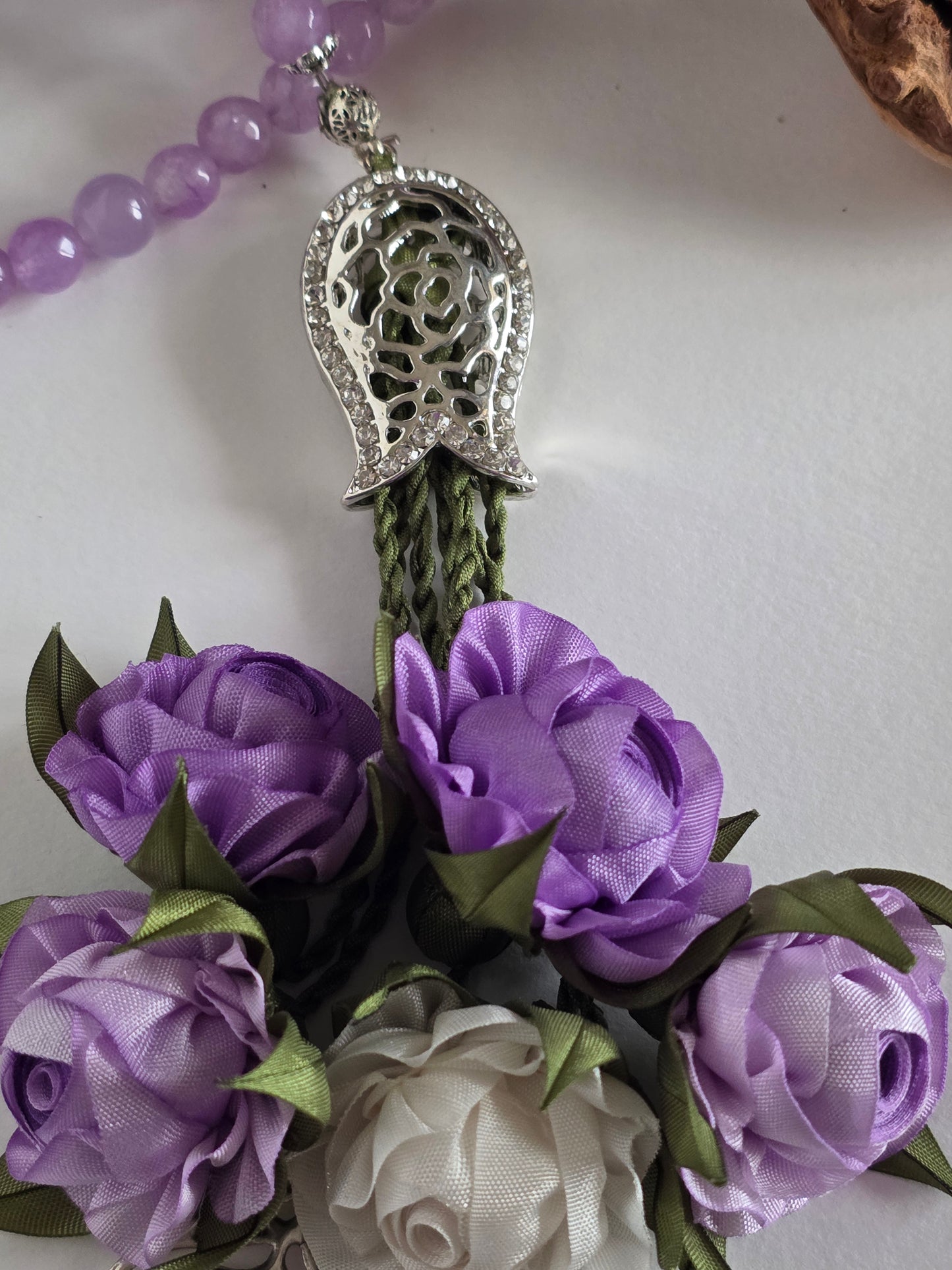Special Edition - Natural Jade Stones/ Unique Flowers [اليشم]                                   
تنويه: قد تختلف الألوان والإكسسوارات المعروضة قليلاً عن الواقع نتيجة لاختلاف إعدادات الشاشات والإضاءة أثناء التصوير.
