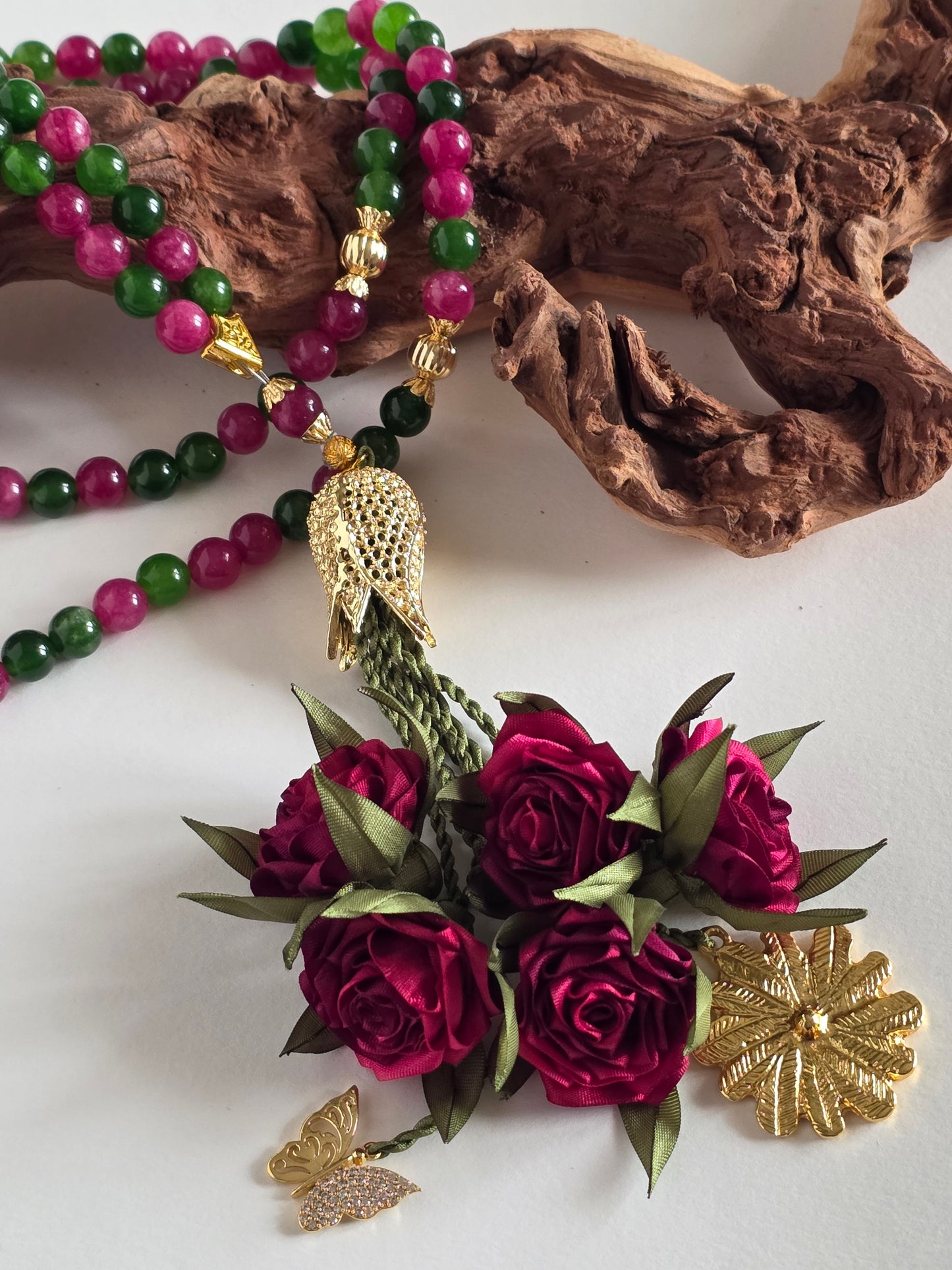 Special Edition - Natural Jade Stones/ Unique Flowers [اليشم]                                   
تنويه: قد تختلف الألوان والإكسسوارات المعروضة قليلاً عن الواقع نتيجة لاختلاف إعدادات الشاشات والإضاءة أثناء التصوير.