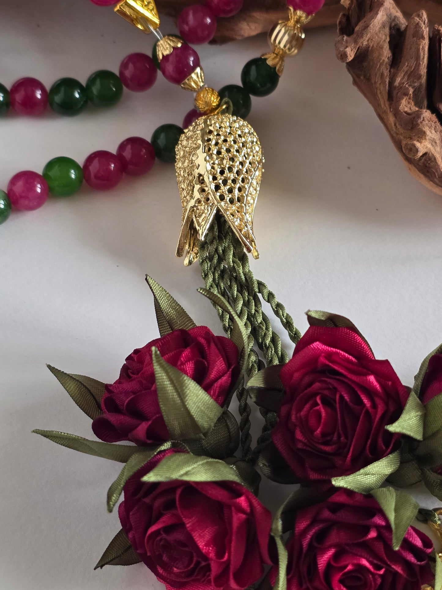 Special Edition - Natural Jade Stones/ Unique Flowers [اليشم]                                   
تنويه: قد تختلف الألوان والإكسسوارات المعروضة قليلاً عن الواقع نتيجة لاختلاف إعدادات الشاشات والإضاءة أثناء التصوير.