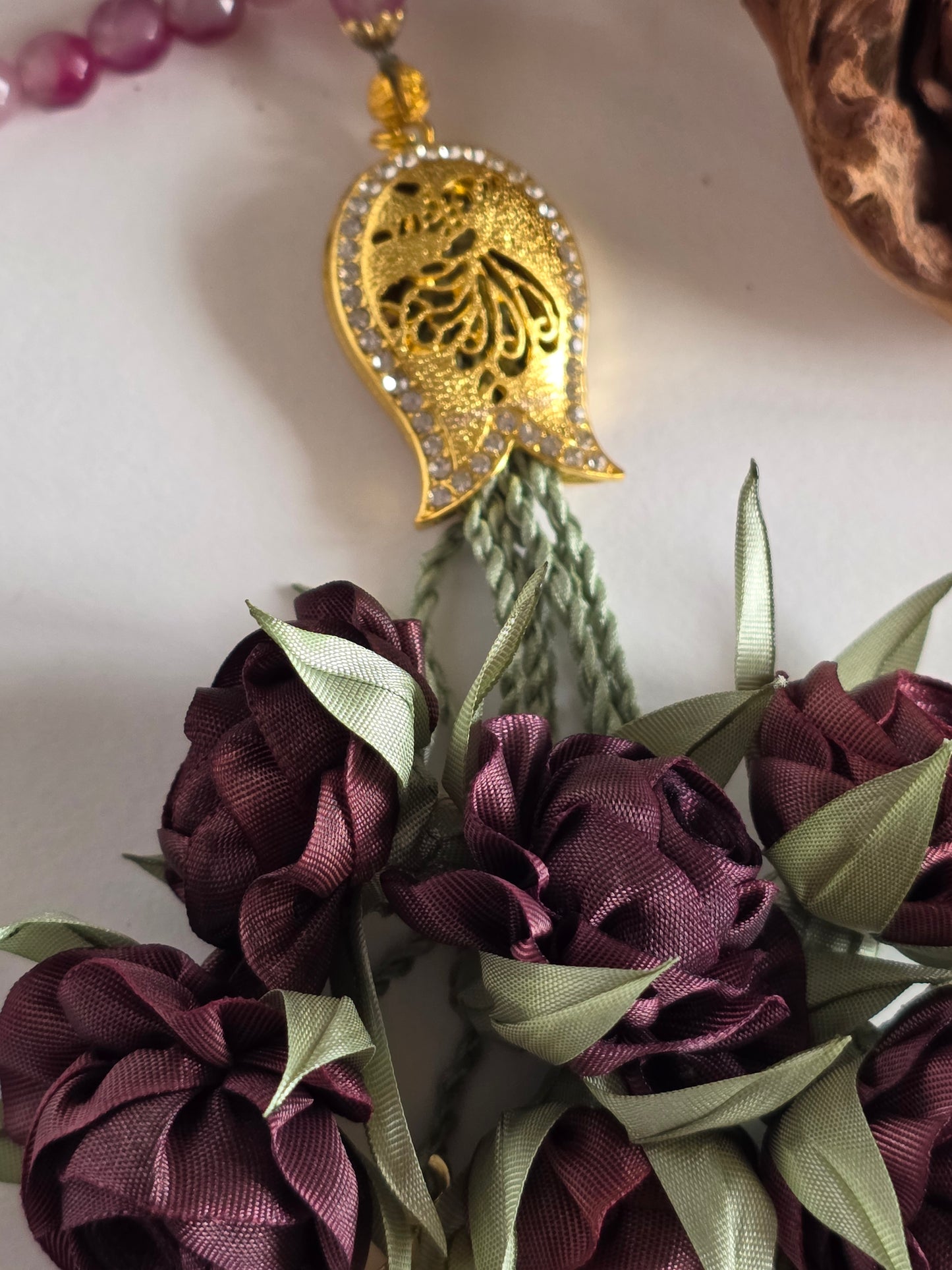 Special Edition - Natural Jade Stones/ Unique Flowers [اليشم]                                   
تنويه: قد تختلف الألوان والإكسسوارات المعروضة قليلاً عن الواقع نتيجة لاختلاف إعدادات الشاشات والإضاءة أثناء التصوير.