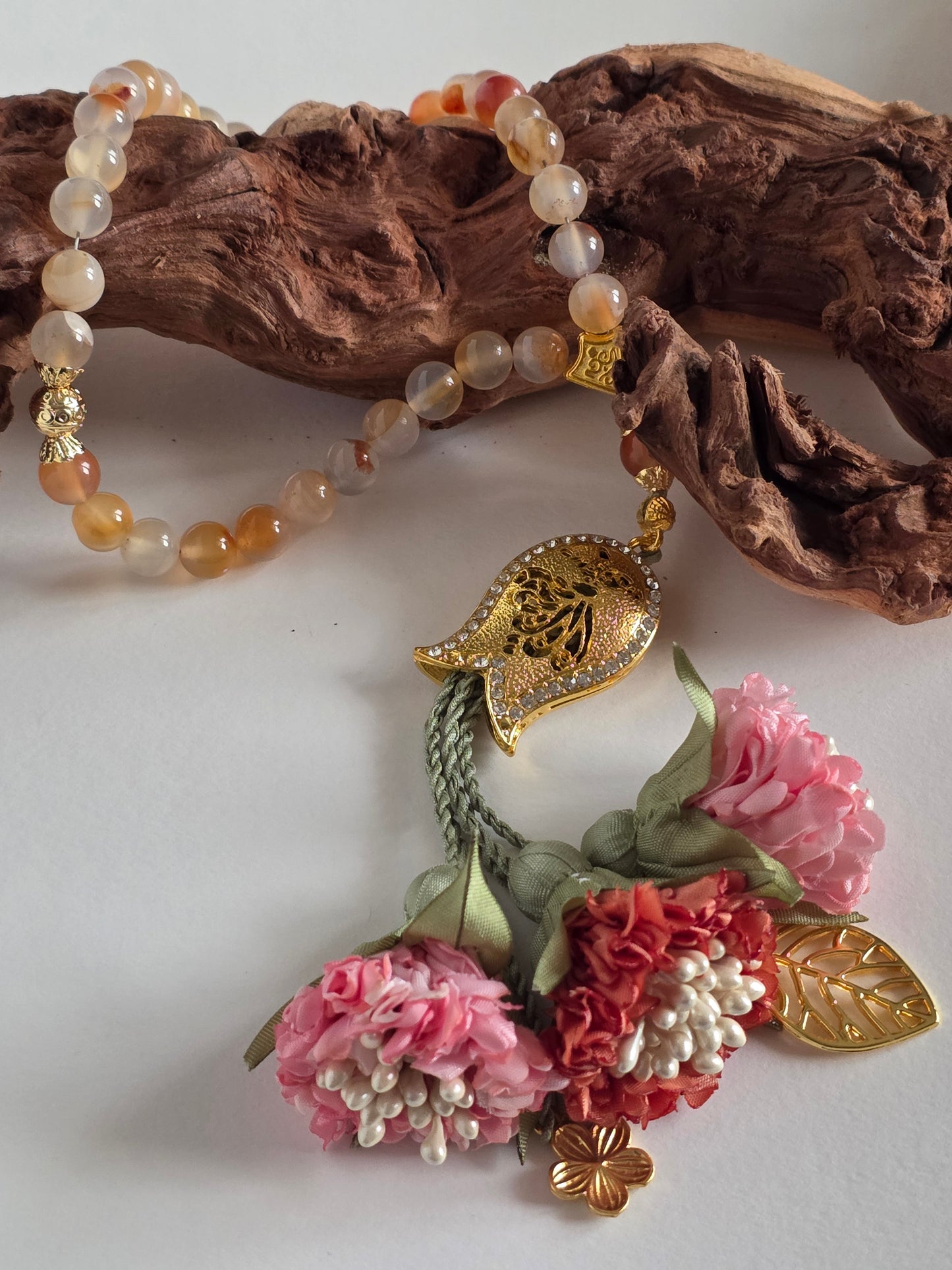 Special Edition - Mini Natural Agate Stones/ Unique Flowers [عقيق]                           
تنويه: قد تختلف الألوان والإكسسوارات المعروضة قليلاً عن الواقع نتيجة لاختلاف إعدادات الشاشات والإضاءة أثناء التصوير.