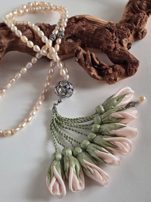 Natural Pearl Beads/ Pale Peach Tulips [لؤلؤ طبيعي مستزرع]                                  
تنويه: قد تختلف بعض ألوان واكسسوارات المنتج قليلاً عن الصور المعروضة وذلك حسب توفرها