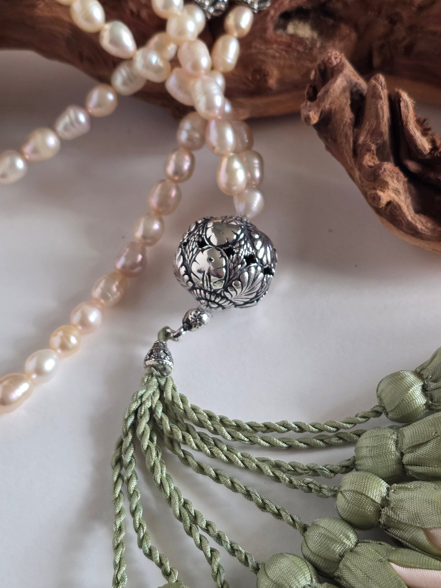 Natural Pearl Beads/ Pale Peach Tulips [لؤلؤ طبيعي مستزرع]                                  
تنويه: قد تختلف بعض ألوان واكسسوارات المنتج قليلاً عن الصور المعروضة وذلك حسب توفرها