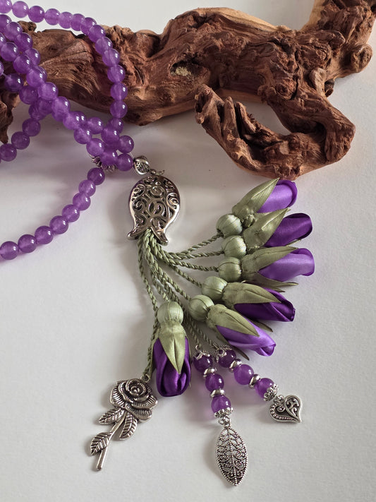 Natural Jade Stones/ Two Shades Purple Tulips  [اليشم] 
تنويه: قد تختلف الألوان والإكسسوارات المعروضة قليلاً عن الواقع نتيجة لاختلاف إعدادات الشاشات والإضاءة أثناء التصوير.