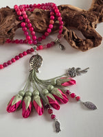Natural Agate Stones/ Fuschia Tulips  [عقيق]       
تنويه: قد تختلف الألوان والإكسسوارات المعروضة قليلاً عن الواقع نتيجة لاختلاف إعدادات الشاشات والإضاءة أثناء التصوير.
