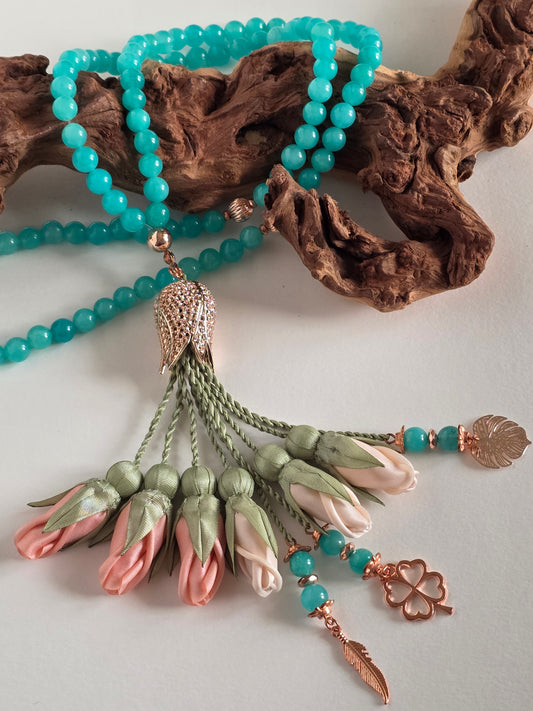 Natural Jade Stones/ Two Shades Peach Tulips with limited edition ROSE GOLD accent [اليشم] 
تنويه: قد تختلف الألوان والإكسسوارات المعروضة قليلاً عن الواقع نتيجة لاختلاف إعدادات الشاشات والإضاءة أثناء التصوير.