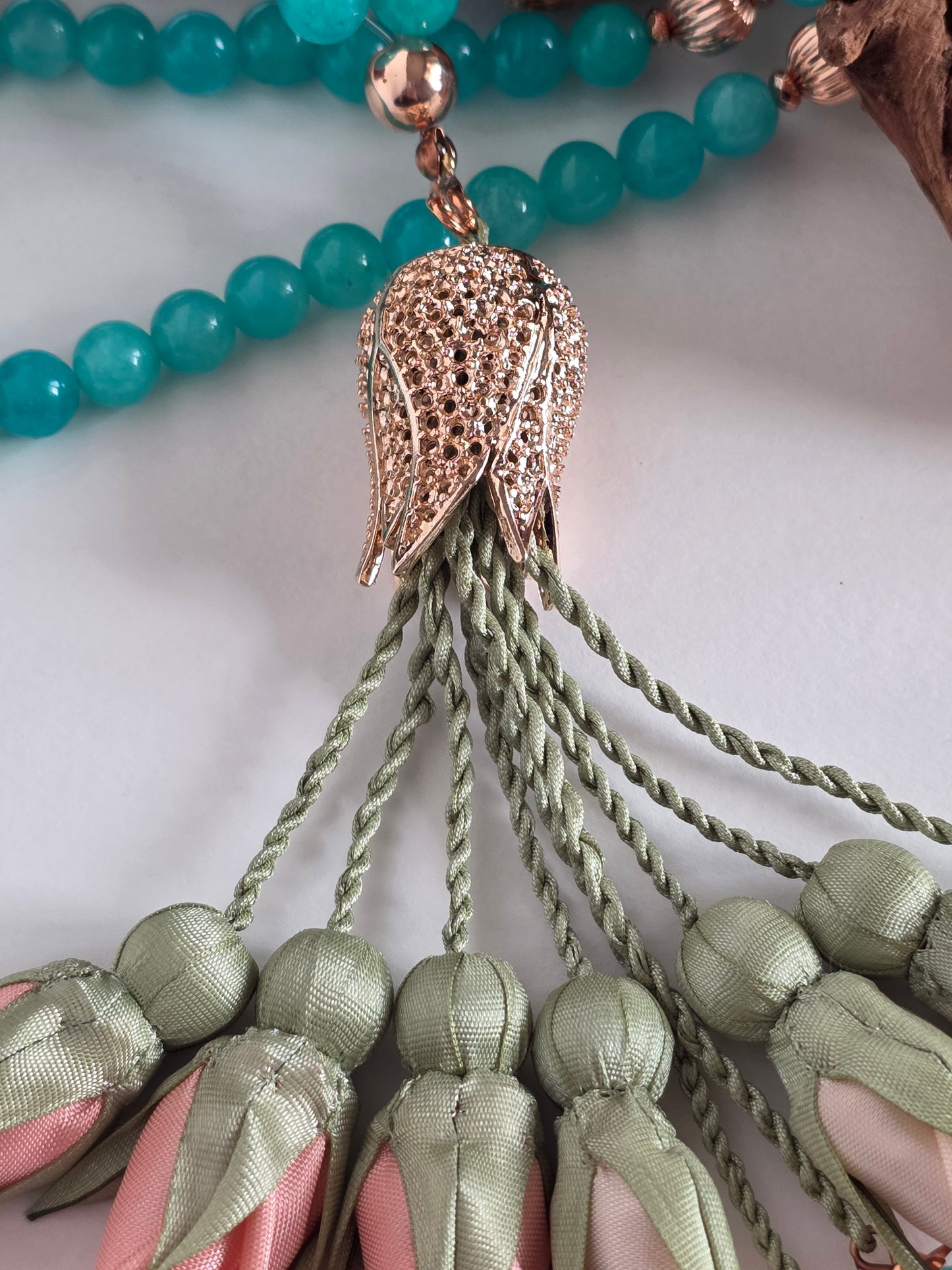 Natural Jade Stones/ Two Shades Peach Tulips with limited edition ROSE GOLD accent [اليشم] 
تنويه: قد تختلف الألوان والإكسسوارات المعروضة قليلاً عن الواقع نتيجة لاختلاف إعدادات الشاشات والإضاءة أثناء التصوير.