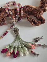 Mixed Natural Agate & Jade Stones/ Multicolored Tulips [عقيق ويشم] 
تنويه: قد تختلف الألوان والإكسسوارات المعروضة قليلاً عن الواقع نتيجة لاختلاف إعدادات الشاشات والإضاءة أثناء التصوير.