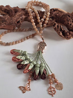 Natural Moonstone Stones/ Peach Tulips with ROSE GOLD accent  [حجر القمر]  
تنويه: قد تختلف الألوان والإكسسوارات المعروضة قليلاً عن الواقع نتيجة لاختلاف إعدادات الشاشات والإضاءة أثناء التصوير.