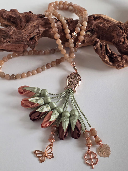 Natural Moonstone Stones/ Peach Tulips with ROSE GOLD accent  [حجر القمر]  
تنويه: قد تختلف الألوان والإكسسوارات المعروضة قليلاً عن الواقع نتيجة لاختلاف إعدادات الشاشات والإضاءة أثناء التصوير.