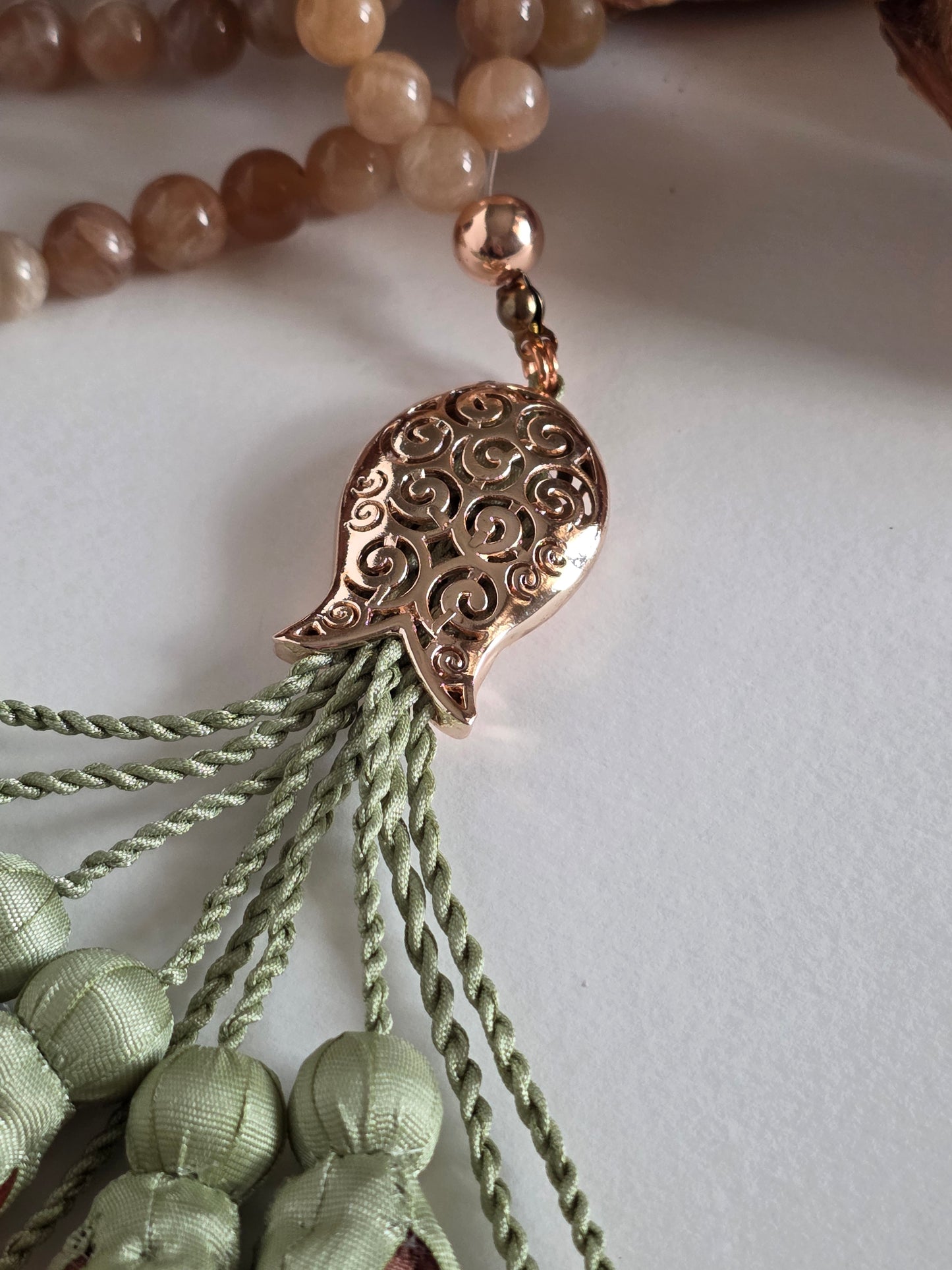Natural Moonstone Stones/ Peach Tulips with ROSE GOLD accent  [حجر القمر]  
تنويه: قد تختلف الألوان والإكسسوارات المعروضة قليلاً عن الواقع نتيجة لاختلاف إعدادات الشاشات والإضاءة أثناء التصوير.