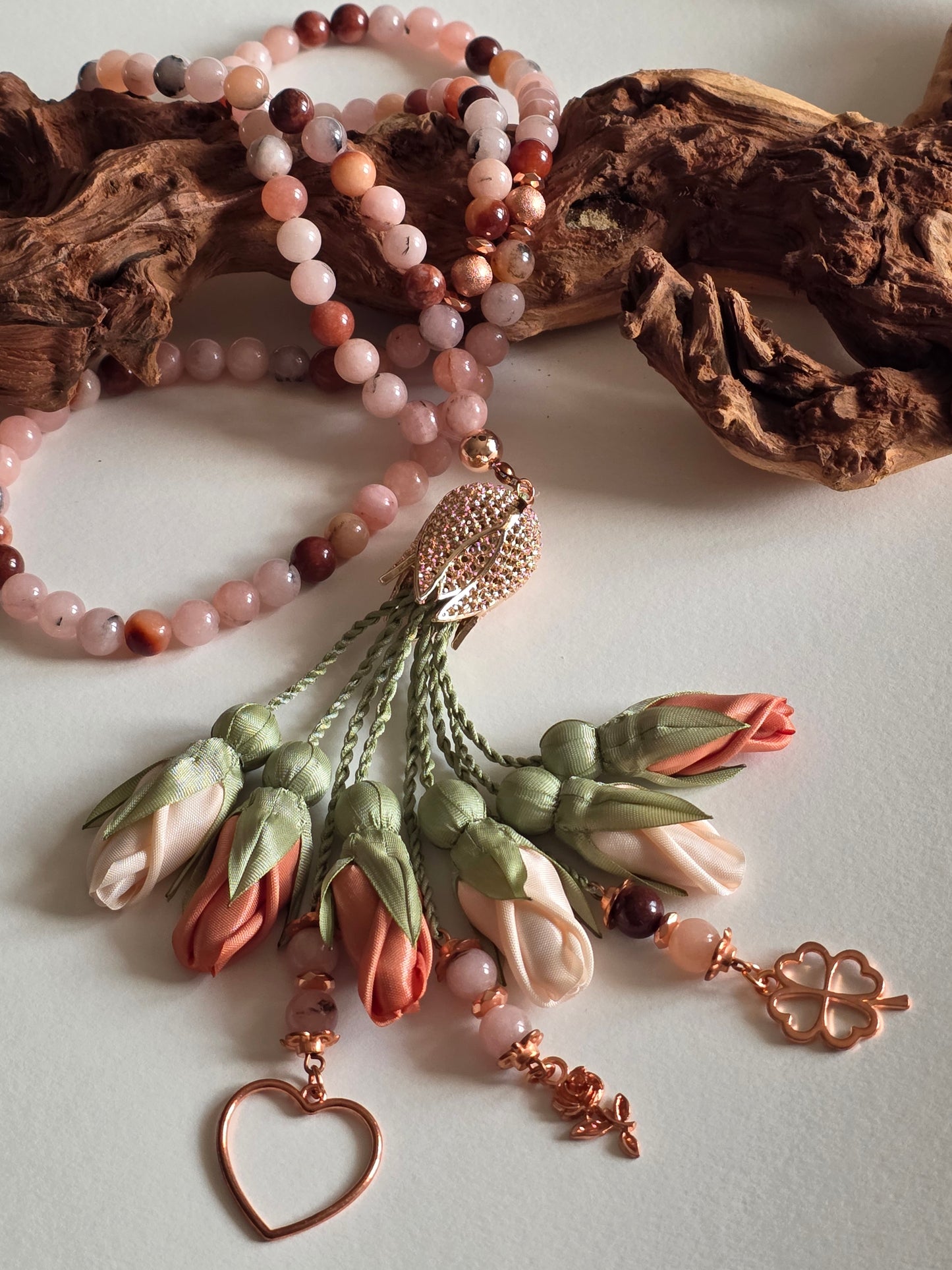 Natural Jade Stones/ Two Shades Peach Tulips with limited edition ROSE GOLD accent  [اليشم]  
تنويه: قد تختلف الألوان والإكسسوارات المعروضة قليلاً عن الواقع نتيجة لاختلاف إعدادات الشاشات والإضاءة أثناء التصوير.