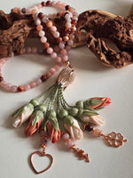 Natural Jade Stones/ Two Shades Peach Tulips with limited edition ROSE GOLD accent  [اليشم]  
تنويه: قد تختلف الألوان والإكسسوارات المعروضة قليلاً عن الواقع نتيجة لاختلاف إعدادات الشاشات والإضاءة أثناء التصوير.