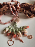 Natural Jade Stones/ Two Shades Peach Tulips with limited edition ROSE GOLD accent  [اليشم]  
تنويه: قد تختلف الألوان والإكسسوارات المعروضة قليلاً عن الواقع نتيجة لاختلاف إعدادات الشاشات والإضاءة أثناء التصوير.