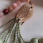 Natural Jade Stones/ Two Shades Peach Tulips with limited edition ROSE GOLD accent  [اليشم]  
تنويه: قد تختلف الألوان والإكسسوارات المعروضة قليلاً عن الواقع نتيجة لاختلاف إعدادات الشاشات والإضاءة أثناء التصوير.