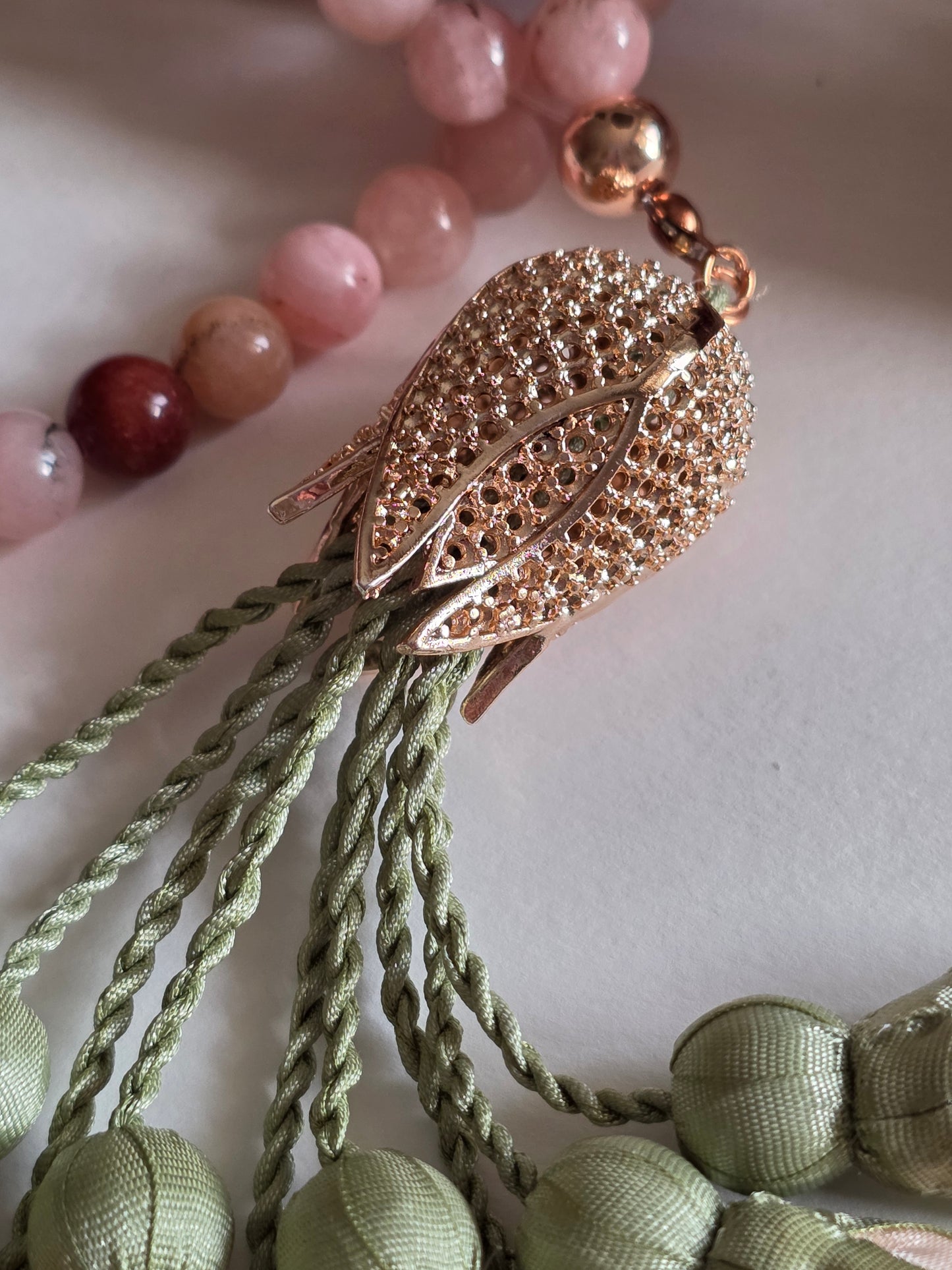 Natural Jade Stones/ Two Shades Peach Tulips with limited edition ROSE GOLD accent  [اليشم]  
تنويه: قد تختلف الألوان والإكسسوارات المعروضة قليلاً عن الواقع نتيجة لاختلاف إعدادات الشاشات والإضاءة أثناء التصوير.