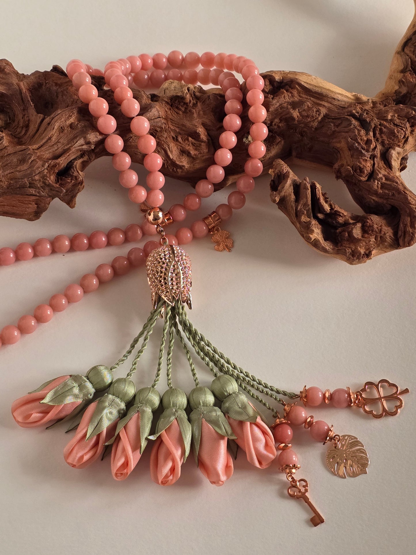 Natural Jade Stones/ Peach Tulips with limited edition ROSE GOLD accent  [اليشم]  
تنويه: قد تختلف الألوان والإكسسوارات المعروضة قليلاً عن الواقع نتيجة لاختلاف إعدادات الشاشات والإضاءة أثناء التصوير.