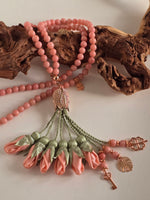 Natural Jade Stones/ Peach Tulips with limited edition ROSE GOLD accent  [اليشم]  
تنويه: قد تختلف الألوان والإكسسوارات المعروضة قليلاً عن الواقع نتيجة لاختلاف إعدادات الشاشات والإضاءة أثناء التصوير.