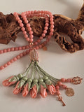 Natural Jade Stones/ Peach Tulips with limited edition ROSE GOLD accent  [اليشم]  
تنويه: قد تختلف الألوان والإكسسوارات المعروضة قليلاً عن الواقع نتيجة لاختلاف إعدادات الشاشات والإضاءة أثناء التصوير.