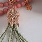 Natural Jade Stones/ Peach Tulips with limited edition ROSE GOLD accent  [اليشم]  
تنويه: قد تختلف الألوان والإكسسوارات المعروضة قليلاً عن الواقع نتيجة لاختلاف إعدادات الشاشات والإضاءة أثناء التصوير.