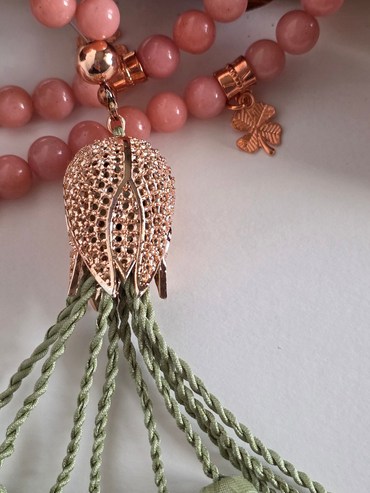 Natural Jade Stones/ Peach Tulips with limited edition ROSE GOLD accent  [اليشم]  
تنويه: قد تختلف الألوان والإكسسوارات المعروضة قليلاً عن الواقع نتيجة لاختلاف إعدادات الشاشات والإضاءة أثناء التصوير.