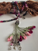 Natural Agate Stones/ Multicolored Tulips [عقيق]                                   
تنويه: قد تختلف الألوان والإكسسوارات المعروضة قليلاً عن الواقع نتيجة لاختلاف إعدادات الشاشات والإضاءة أثناء التصوير.