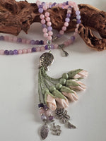 Natural Jade Stones/ Pale Peach Tulips [اليشم]                                   
تنويه: قد تختلف الألوان والإكسسوارات المعروضة قليلاً عن الواقع نتيجة لاختلاف إعدادات الشاشات والإضاءة أثناء التصوير.