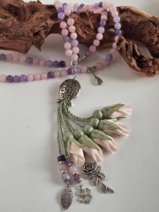 Natural Jade Stones/ Pale Peach Tulips [اليشم]                                   
تنويه: قد تختلف الألوان والإكسسوارات المعروضة قليلاً عن الواقع نتيجة لاختلاف إعدادات الشاشات والإضاءة أثناء التصوير.