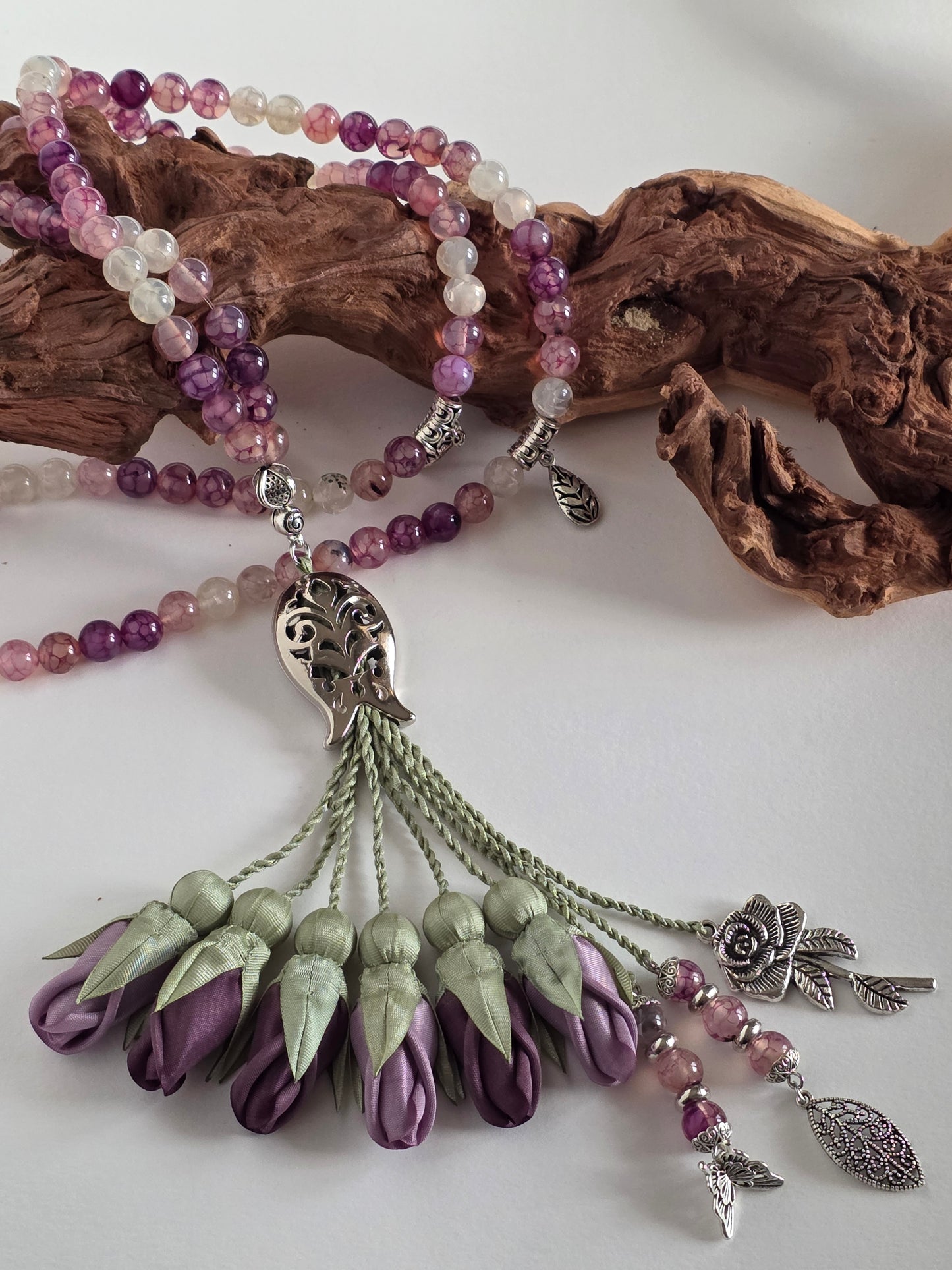 Natural Agate Stones/ Two Shades of Tulips [عقيق] 
تنويه: قد تختلف الألوان والإكسسوارات المعروضة قليلاً عن الواقع نتيجة لاختلاف إعدادات الشاشات والإضاءة أثناء التصوير.