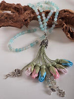 Natural Agate Stones/ Multicolored Tulips with limited edition SILVER accent  [عقيق]  
تنويه: قد تختلف الألوان والإكسسوارات المعروضة قليلاً عن الواقع نتيجة لاختلاف إعدادات الشاشات والإضاءة أثناء التصوير.