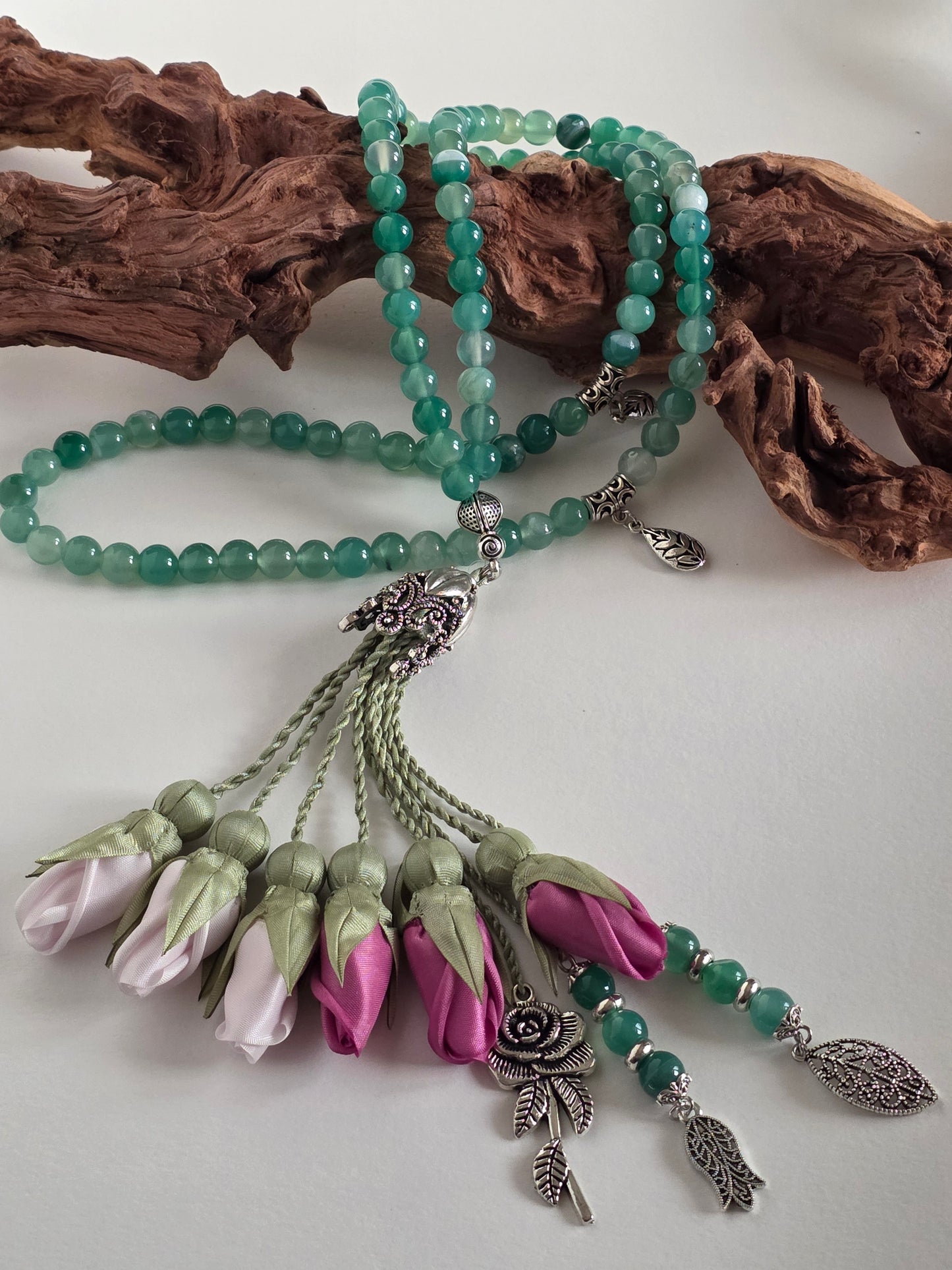 Natural Agate Stones/ Two ShadeS of Tulips with limited edition SILVER ACCENT accent  [عقيق]  
تنويه: قد تختلف الألوان والإكسسوارات المعروضة قليلاً عن الواقع نتيجة لاختلاف إعدادات الشاشات والإضاءة أثناء التصوير.