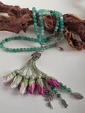 Natural Agate Stones/ Two ShadeS of Tulips with limited edition SILVER ACCENT accent  [عقيق]  
تنويه: قد تختلف الألوان والإكسسوارات المعروضة قليلاً عن الواقع نتيجة لاختلاف إعدادات الشاشات والإضاءة أثناء التصوير.