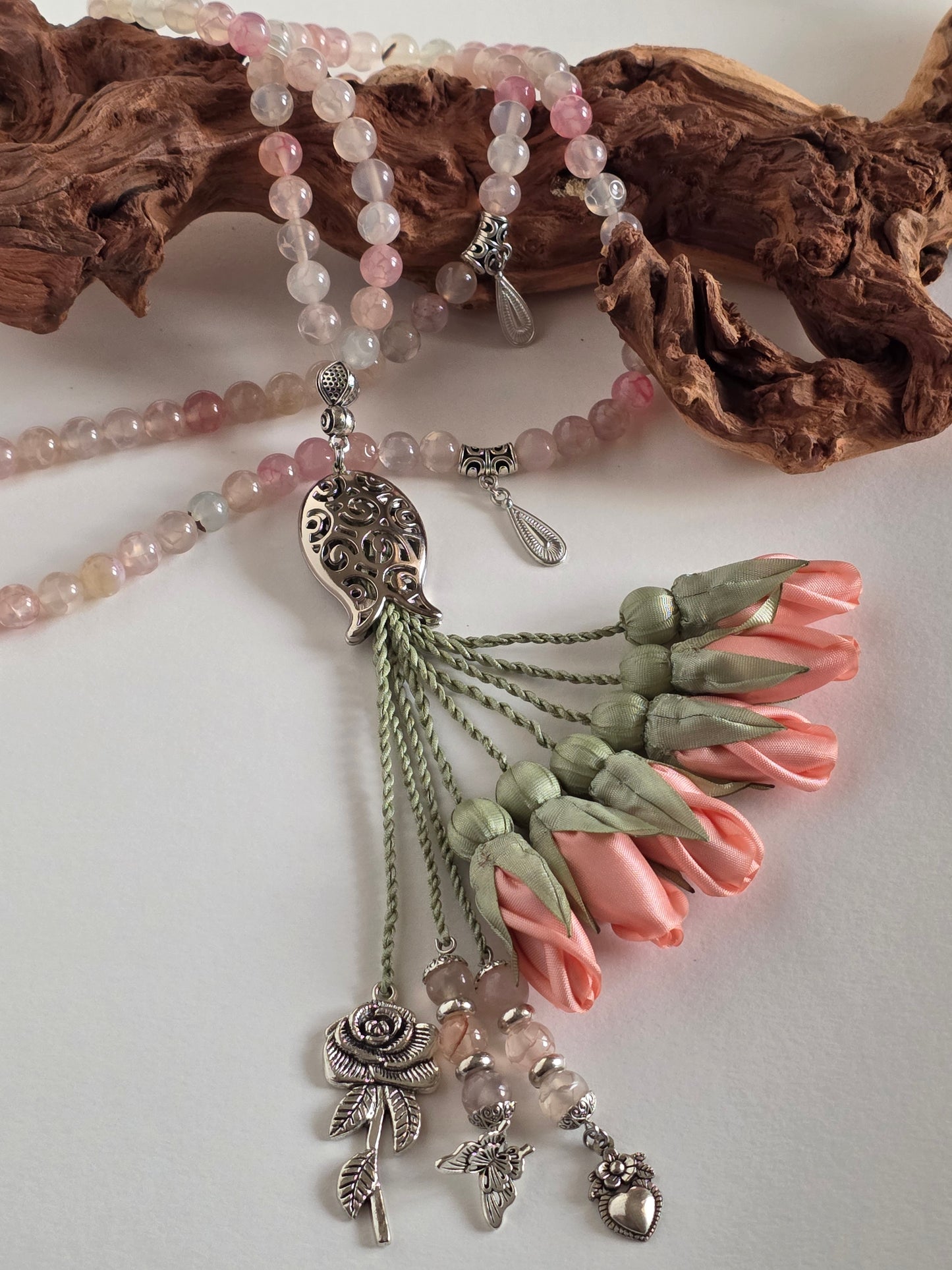 Agate Natural Stones/ Peach Tulips [عقيق]                            
تنويه: قد تختلف الألوان والإكسسوارات المعروضة قليلاً عن الواقع نتيجة لاختلاف إعدادات الشاشات والإضاءة أثناء التصوير