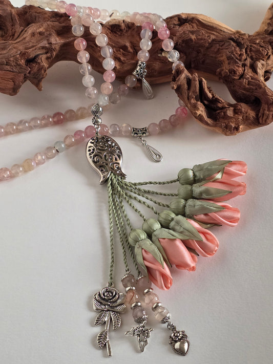 Agate Natural Stones/ Peach Tulips [عقيق]                            
تنويه: قد تختلف الألوان والإكسسوارات المعروضة قليلاً عن الواقع نتيجة لاختلاف إعدادات الشاشات والإضاءة أثناء التصوير