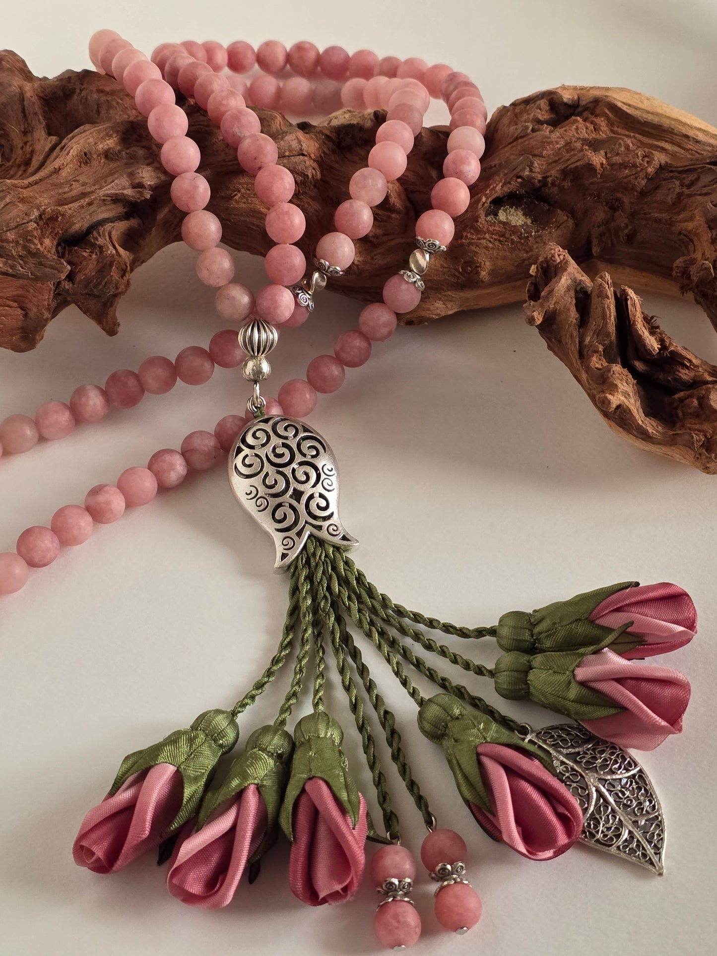 Natural Agate Stones/ Ombre Tulips [عقيق] 
تنويه: قد تختلف الألوان والإكسسوارات المعروضة قليلاً عن الواقع نتيجة لاختلاف إعدادات الشاشات والإضاءة أثناء التصوير.