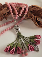 Natural Agate Stones/ Ombre Tulips [عقيق] 
تنويه: قد تختلف الألوان والإكسسوارات المعروضة قليلاً عن الواقع نتيجة لاختلاف إعدادات الشاشات والإضاءة أثناء التصوير.