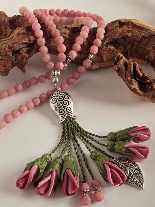 Natural Agate Stones/ Ombre Tulips [عقيق] 
تنويه: قد تختلف الألوان والإكسسوارات المعروضة قليلاً عن الواقع نتيجة لاختلاف إعدادات الشاشات والإضاءة أثناء التصوير.