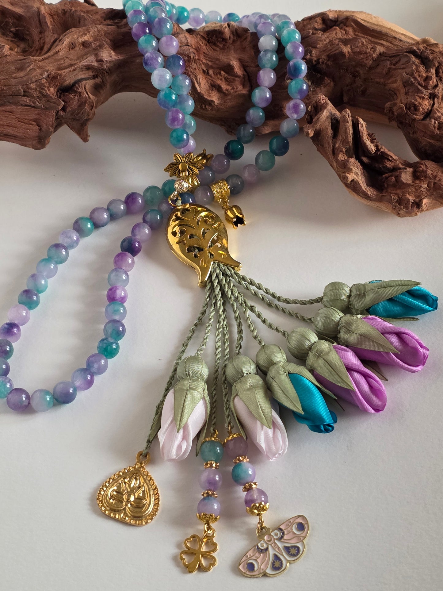 Natural Jade Stones/ Multicolored Tulips with special edition accents [اليشم] 
تنويه: قد تختلف الألوان والإكسسوارات المعروضة قليلاً عن الواقع نتيجة لاختلاف إعدادات الشاشات والإضاءة أثناء التصوير.