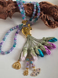 Natural Jade Stones/ Multicolored Tulips with special edition accents [اليشم] 
تنويه: قد تختلف الألوان والإكسسوارات المعروضة قليلاً عن الواقع نتيجة لاختلاف إعدادات الشاشات والإضاءة أثناء التصوير.