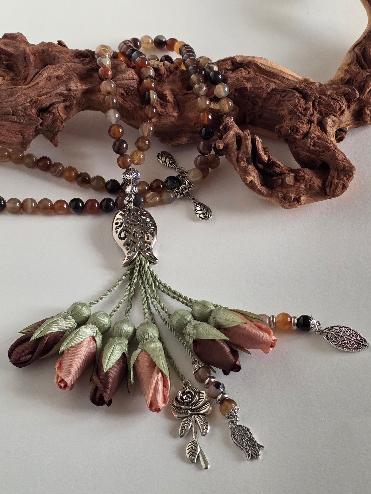 Natural Agate Stones/ Multicolored Tulips  [عقيق]                                  
تنويه: قد تختلف الألوان والإكسسوارات المعروضة قليلاً عن الواقع نتيجة لاختلاف إعدادات الشاشات والإضاءة أثناء التصوير.